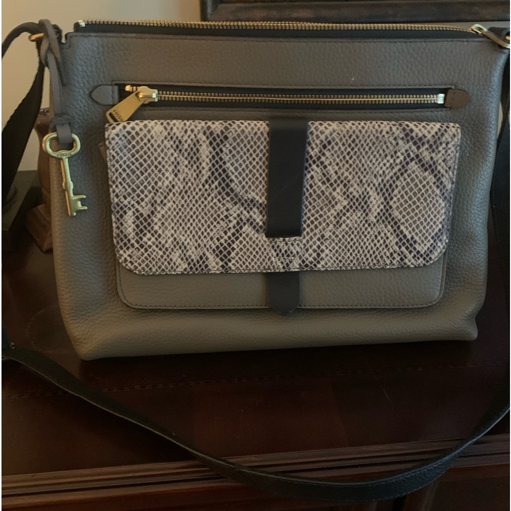 Fossil large crossbody bag, grey with black and snake trim, magnet snap pocket.